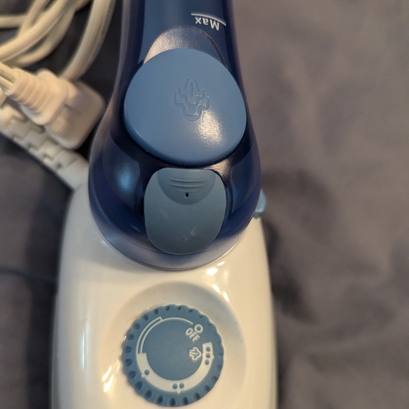 Hamilton Beach Travel Iron W Steamer Lint Brush & Storage Bag Dual Voltage Model - Picture 9 of 11